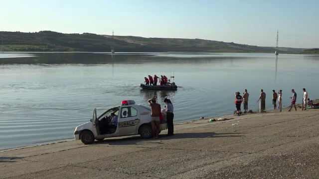 O tânără de 17 ani din Vaslui s-a înecat. Sora ei a suferit un atac de panică