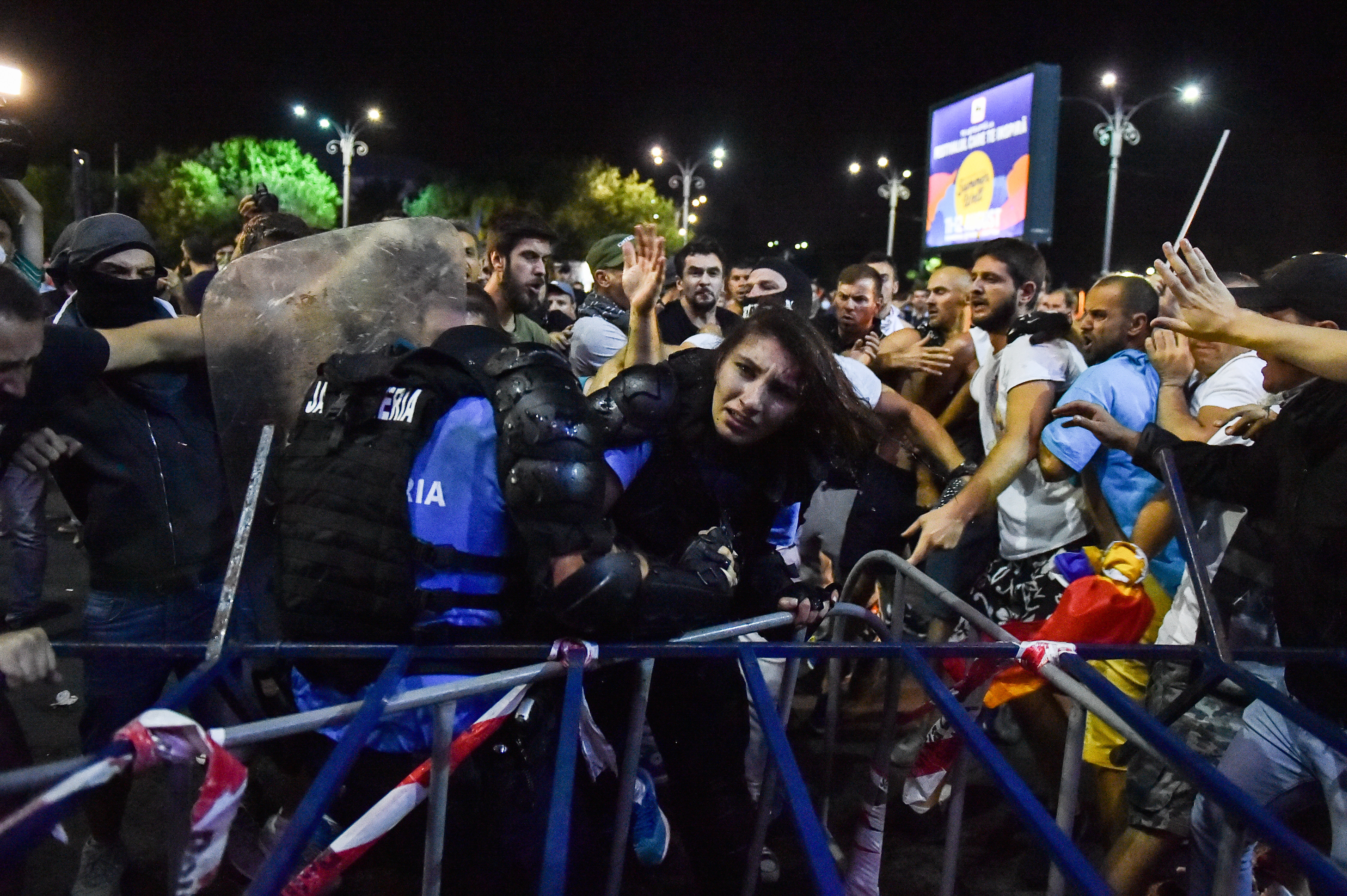 Ce a strigat la manifestanții care o atacau Ștefania, femeia jandarm rănită la protest