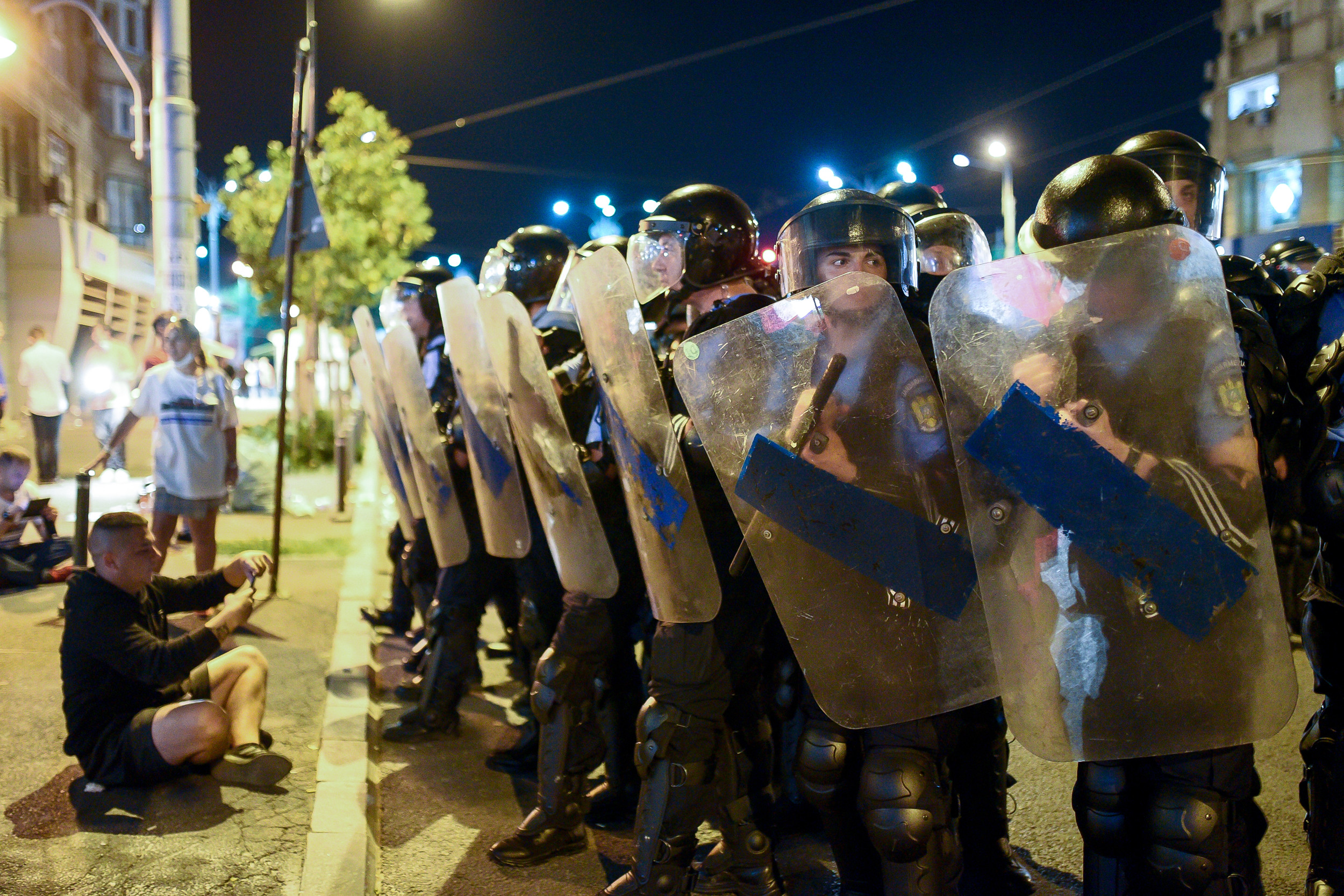 Femeie prinsă în „cumplitul infern” din Piața Victoriei: „E ura prostului nervos”