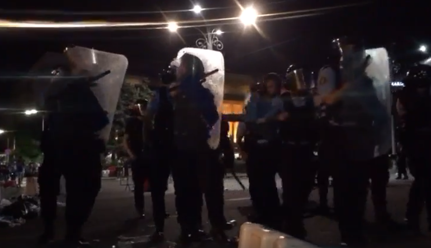 Ce i-a făcut un jandarm unui protestatar așezat în genunchi, în Piața Victoriei. VIDEO