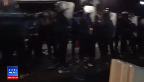 Ce i-a făcut un jandarm unui protestatar așezat în genunchi, în Piața Victoriei