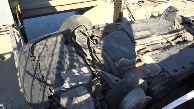 O maşină a rămas agăţată de un pod peste Mureş. Cum s-a petrecut accidentul uluitor
