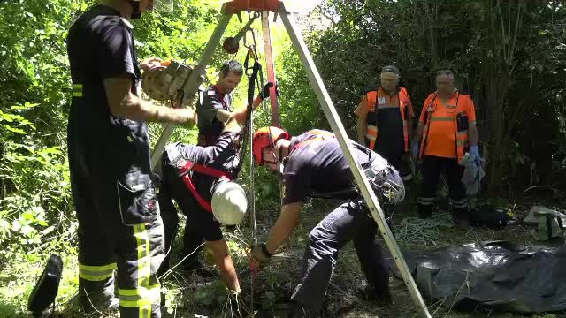 Femeie găsită moartă în fântână, după o zi de căutări. Avea 10 copii