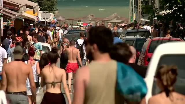 Cel mai aglomerat week-end pe Litoral. Cozi uriaşe, se stă o oră pentru a plăti nota la restaurant