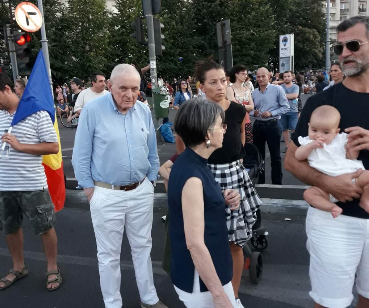 Consultant al guvernatorului BNR, fotografiat printre protestatari. Reacţia unui ministru PSD