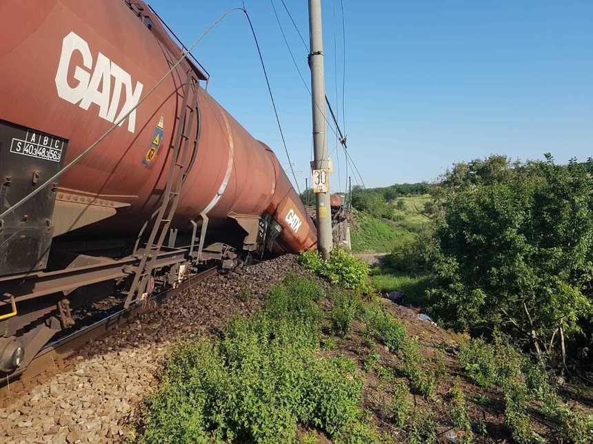 Tren cu carburant deraiat pe un viaduct, în Dolj: podul s-a rupt. IPJ: mecanicul era în stare de ebrietate