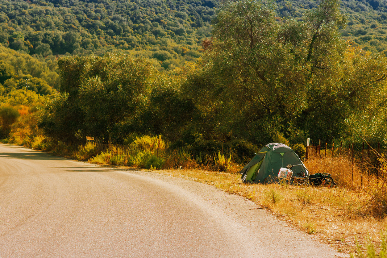Trupul unui bărbat, descoperit într-un cort la un an de la deces. Ce se știe despre el