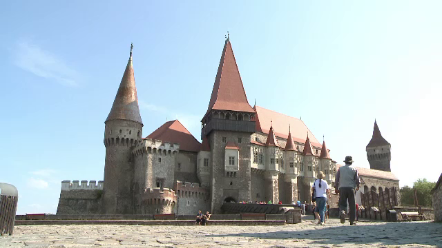 Cele mai populare obiective turistice din Țara Hațegului. Turiștii străini, fascinați