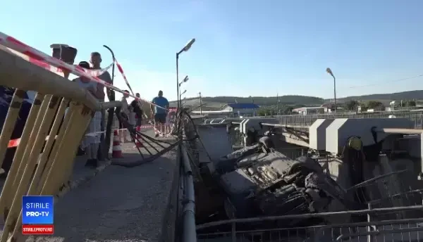 O maşină a rămas agăţată de un pod peste Mureş. Cum s-a petrecut accidentul uluitor