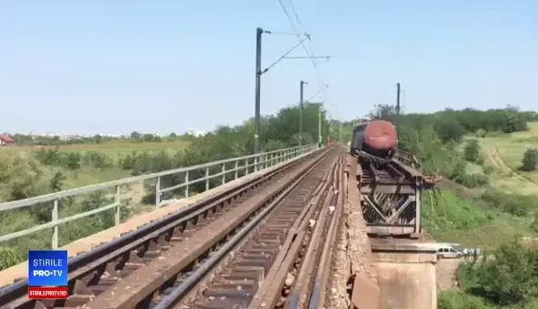 Mecanicul trenului deraiat în Dolj a intrat pe o linie închisă, în ciuda semnalului