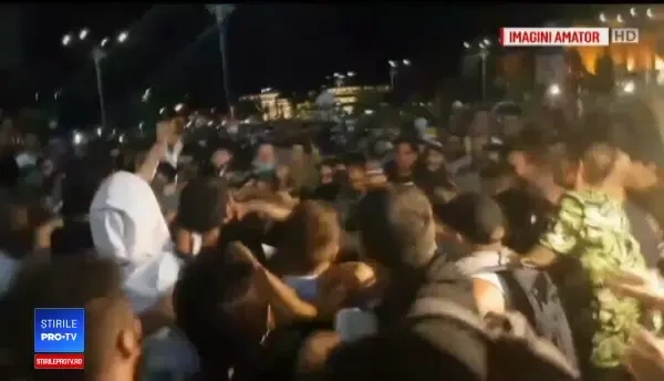 Primele rețineri în cazul huliganilor care au agresat-o pe femeia jandarm. Arma furată de la ea încă nu a fost găsită