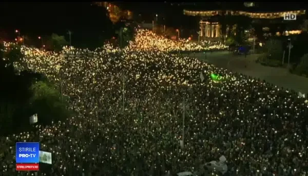 A treia zi de proteste în Piața Victoriei. Sunt peste 2.000 de oameni în fața Guvernului. LIVE