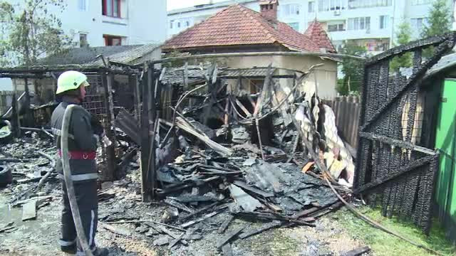 Un bărbat cu Parkinson era să ardă de viu încercând să stingă un incendiu. "A meşterit pânâ n-a mai rămas nimic"