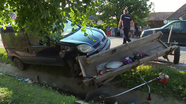 Căruță în care se aflau 6 persoane, izbită de o mașină: „Ne-a luat și ne-a târât”