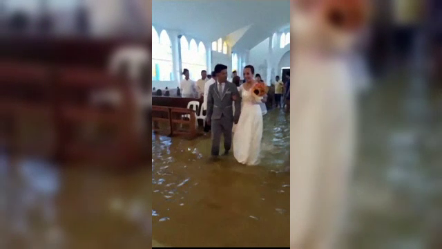 Momentul în care un cuplu se căsătorește într-o biserică inundată