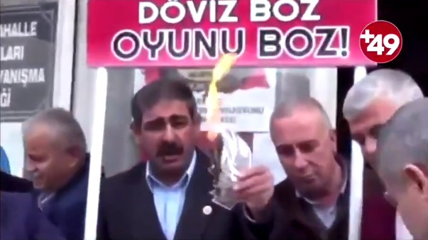 Cum protestează turcii după ce lira turcească s-a prăbușit din cauza tensiunilor cu SUA