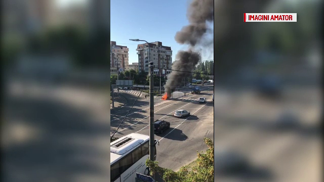 Autoturism distrus de flăcări, în Craiova. Şoferul a povestit că totul s-a petrecut la semafor
