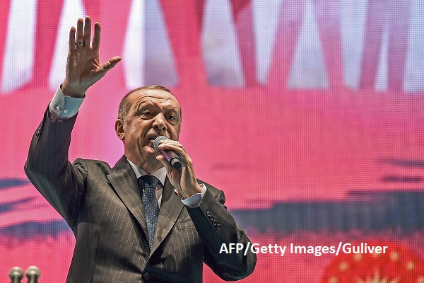 Președintele Turciei acuză că “țara este sub asediu economic” și se așteaptă ca atacurile să continue