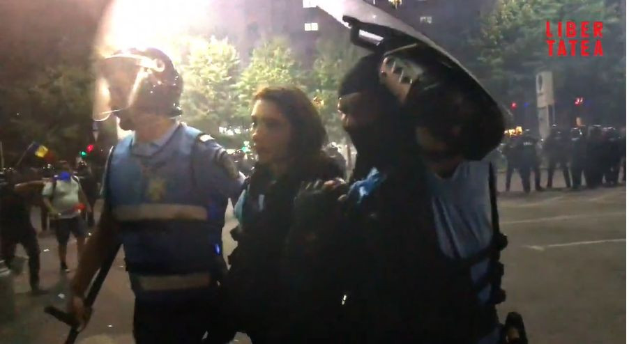 Ce le-a strigat femeia jandarm colegilor, după ce au scos-o dintre agresori. VIDEO