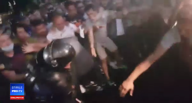 Ce se va întâmpla cu jandarmii care și-au lăsat în urmă colega bătută