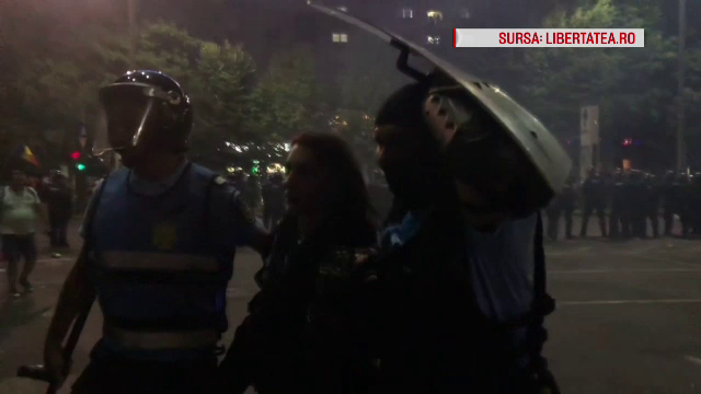 Cine sunt agresorii Ştefaniei, jandarmul rănit la protest. Salvatorii femeii, atacaţi cu gaze de colegii ei