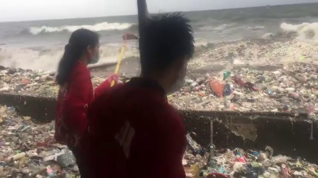 Plajă invadată de cantități uriașe de deșeuri aduse din larg de furtună