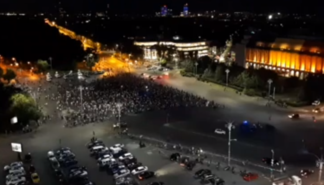 A patra zi de proteste. Peste 2000 de persoane au scandat în Piața Victoriei