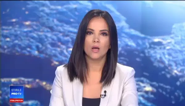 Autoturism distrus de flăcări, în Craiova. Şoferul a povestit că totul s-a petrecut la semafor