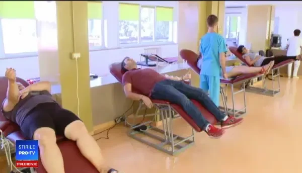 Numărul donatorilor de sânge a scăzut dramatic în perioada concediilor. Apelul medicilor