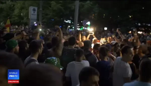 Cine sunt agresorii Ştefaniei, jandarmul rănit la protest. Salvatorii femeii, atacaţi cu gaze de colegii ei