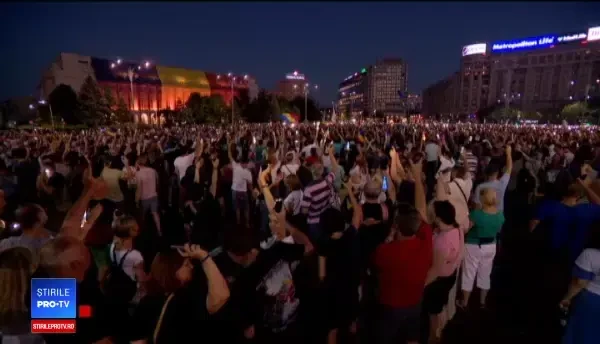 Protest cu peste 10.000 de oameni, în Piața Victoriei: Acest Guvern a făcut numai greșeli și minciuni