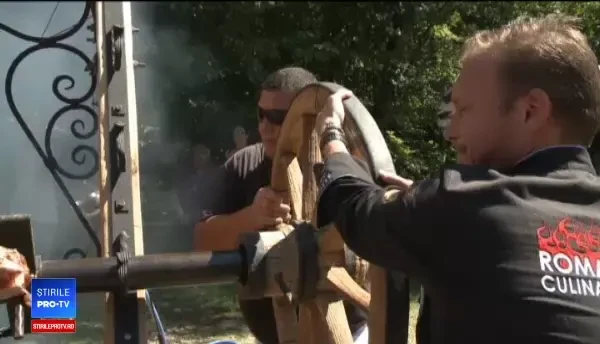 Taur uriaș la proțap, pregătit în Sibiu. Reacțiile turiștilor străini