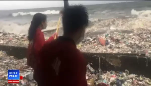 Plajă învadată de cantități uriașe de deșeuri aduse din larg de furtună