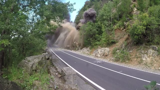 Stâncă, detonată pe Transfăgărășan. Au rezultat 250 de tone de bolovani