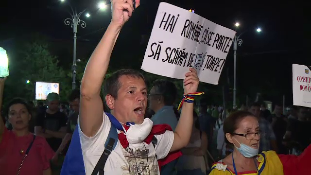 Ziua a patra de proteste, în Piața Victoriei: „Am încasat gaze pentru că am cerut un Guvern competent”