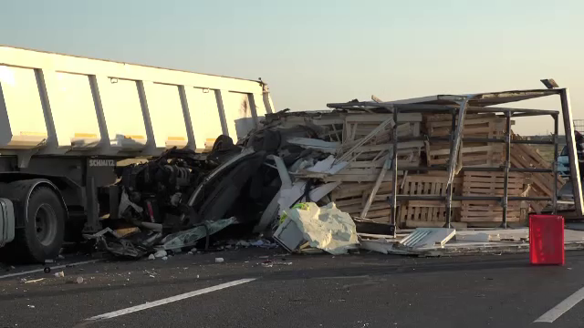 O basculantă care s-a defectat a fost izbită de o autoutilitară, pe DE 85