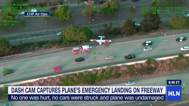 Momentul în care un avion aterizează pe o șosea circulată