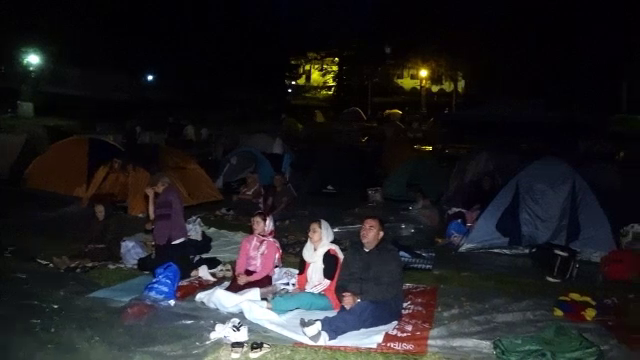 Biserică înconjurată pe coate şi genunchi. "Mulţi ar crede că e pentru distracţie"