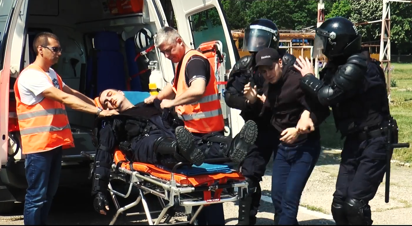 Clip anti-violenţă, realizat de Jandarmerie acum 2 luni. Cum reacţionează jandarmii din film