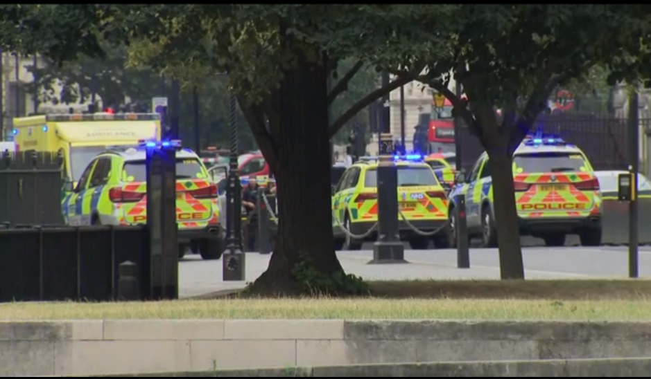 Momentul în care șoferul intră cu mașina în bariera Parlamentului britanic. VIDEO