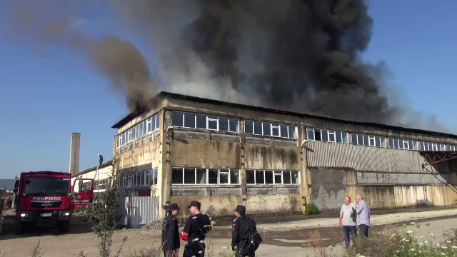 Incendiu la o fabrică de sârmă din Bacău. Pompierii s-au luptat cu flăcările 5 ore