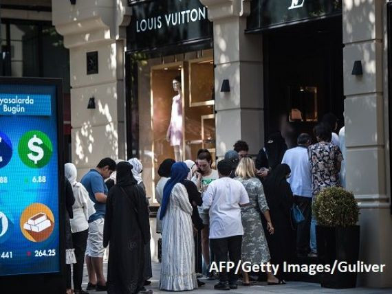Turcia, raiul turiștilor după prăbușirea lirei. Străinii cumpără produse de lux cu valiza
