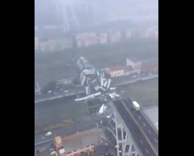 Imagini surprinse din elicopter după tragedia din Genova. Bucăți din pod, căzute peste blocuri. VIDEO