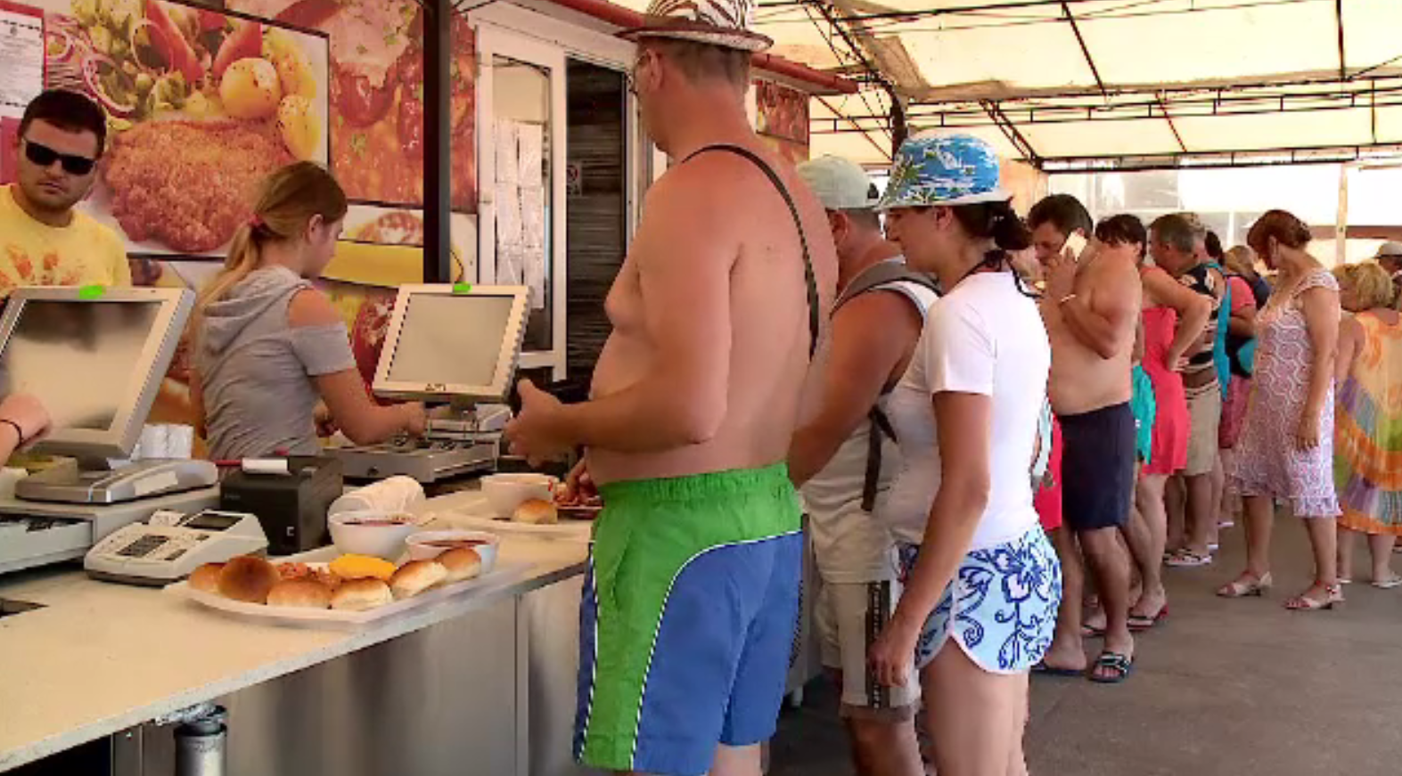 Ce mâncare preferă turiștii români pe litoral. ”Se vinde tot"
