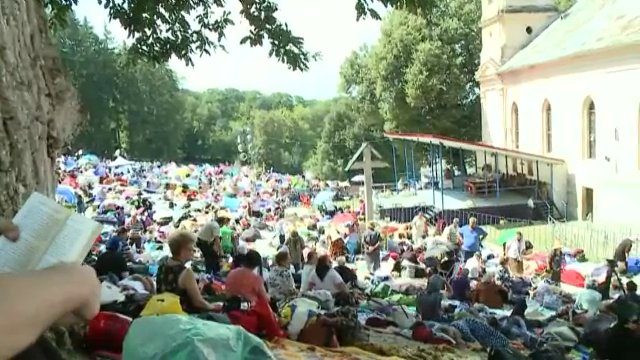 Sfânta Maria, pelerinajul de la Mănăstirea Nicula. Credincioșii au înconjurat biserica în genunchi