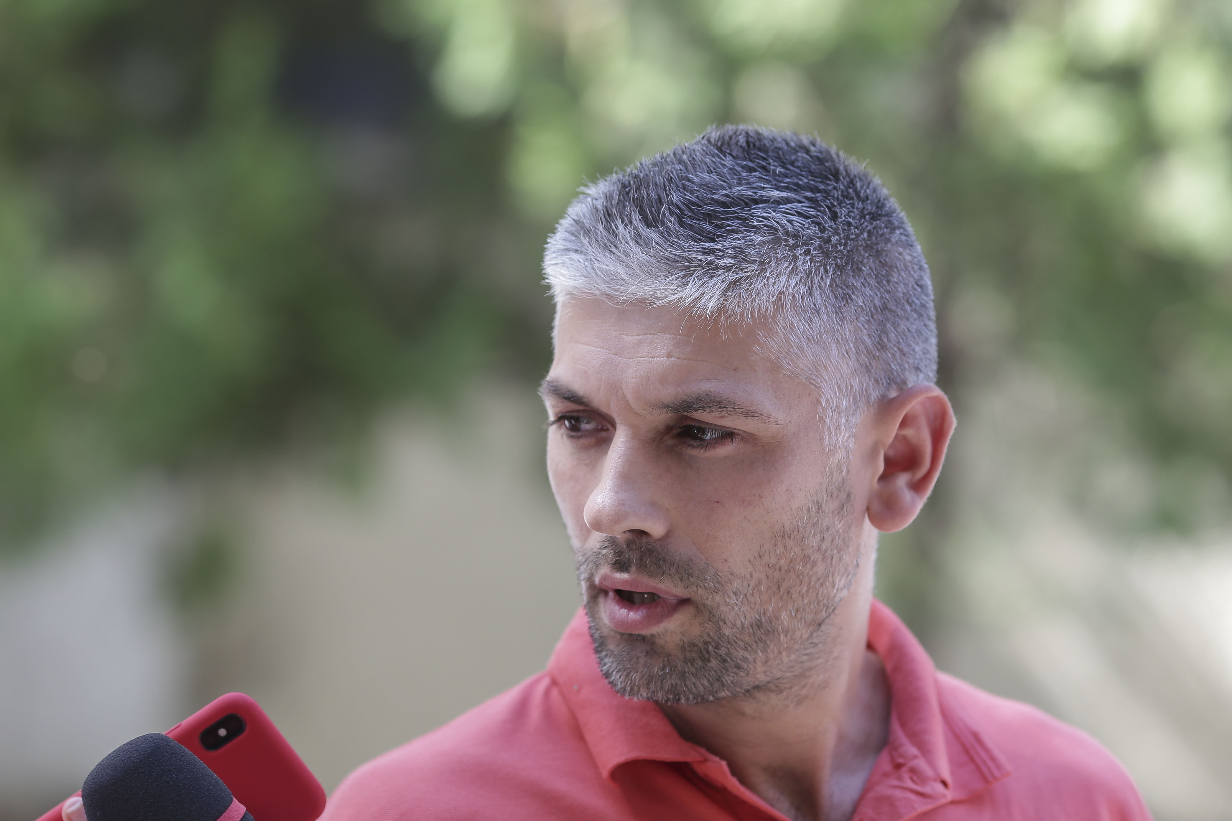 Răzvan Ștefănescu, șoferul devenit celebru pentru plăcuțele anti-PSD, candidează la europarlamentare