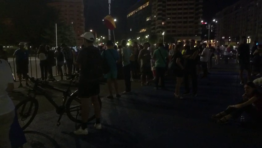 Sute de oameni au ieșit să protesteze în Piața Victoriei și marți seară