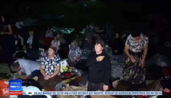 Biserică înconjurată pe coate şi genunchi. Mulţi ar crede că e pentru distracţie