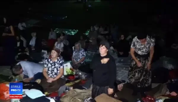 Biserică înconjurată pe coate şi genunchi