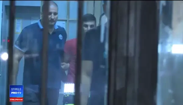 Cine este bărbatul suspectat că a furat arma femeii jandarm. 11 persoane filmate lovind-o pe femeie